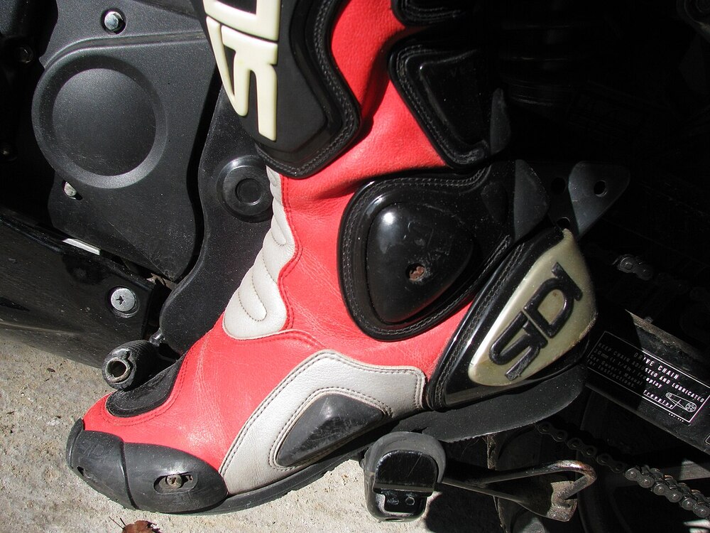 Bota de moto cerrada con protecciones